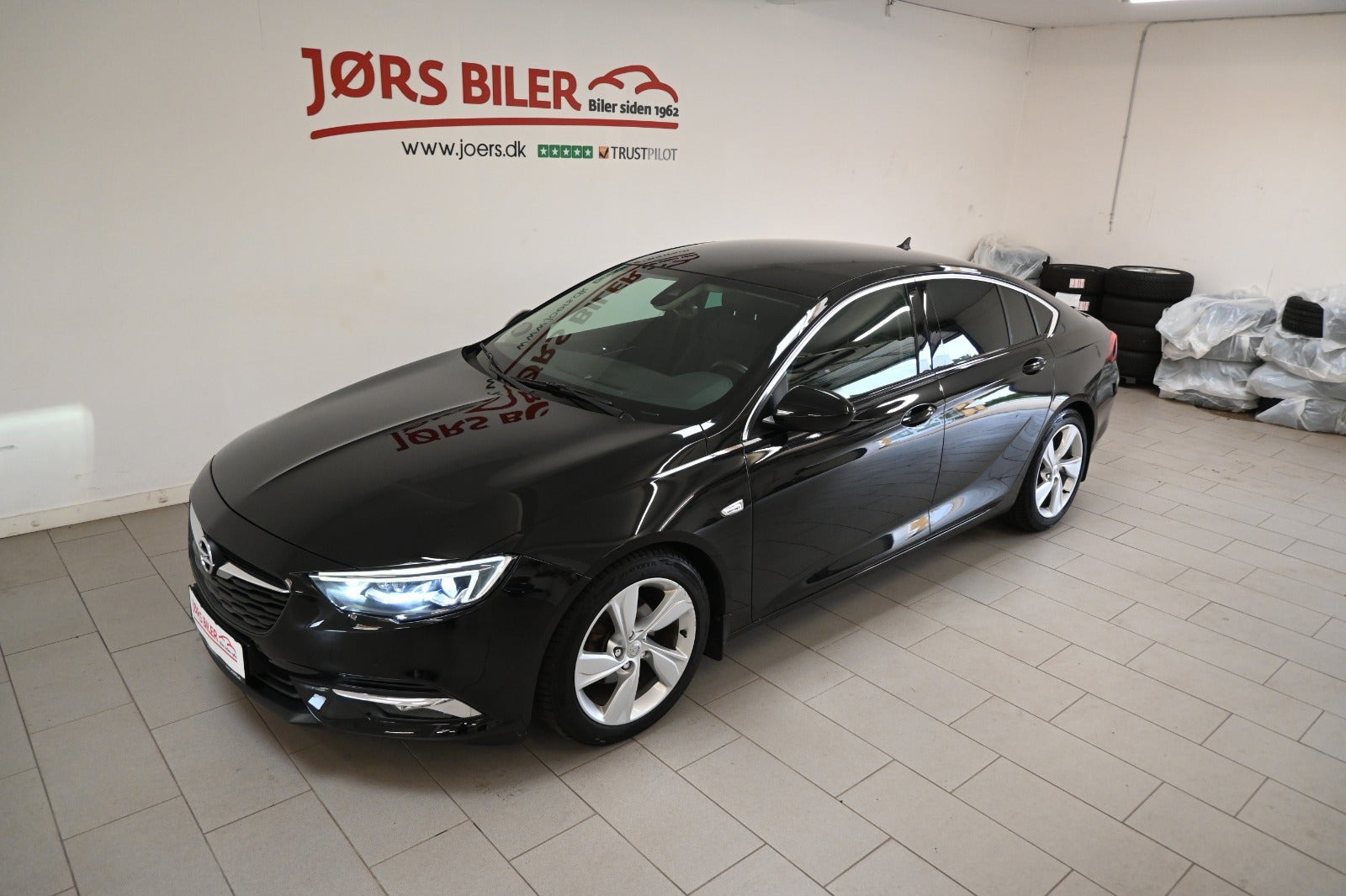 Blå Opel Insignia fra 2019