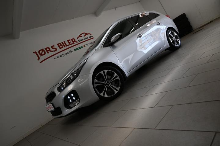 Sølv Kia Ceed fra 2016 set udefra