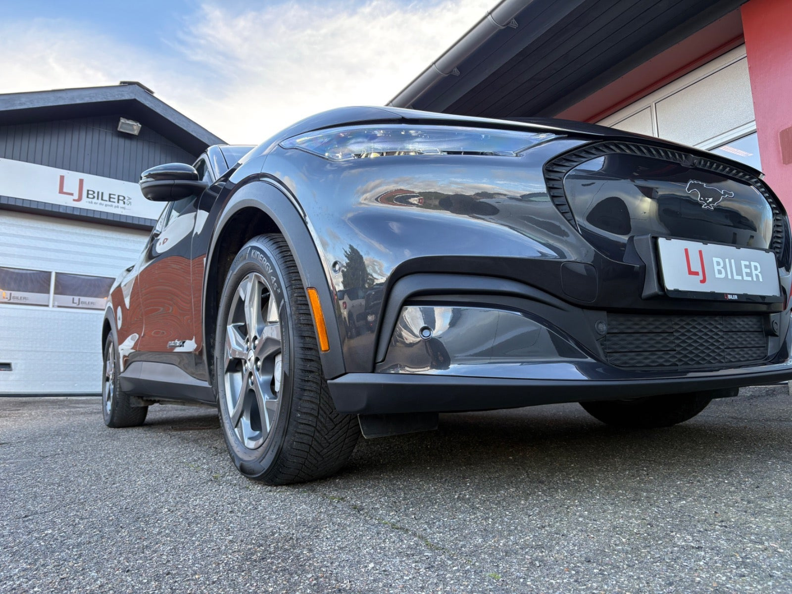 Grå Ford Mustang Mach-E fra 2024