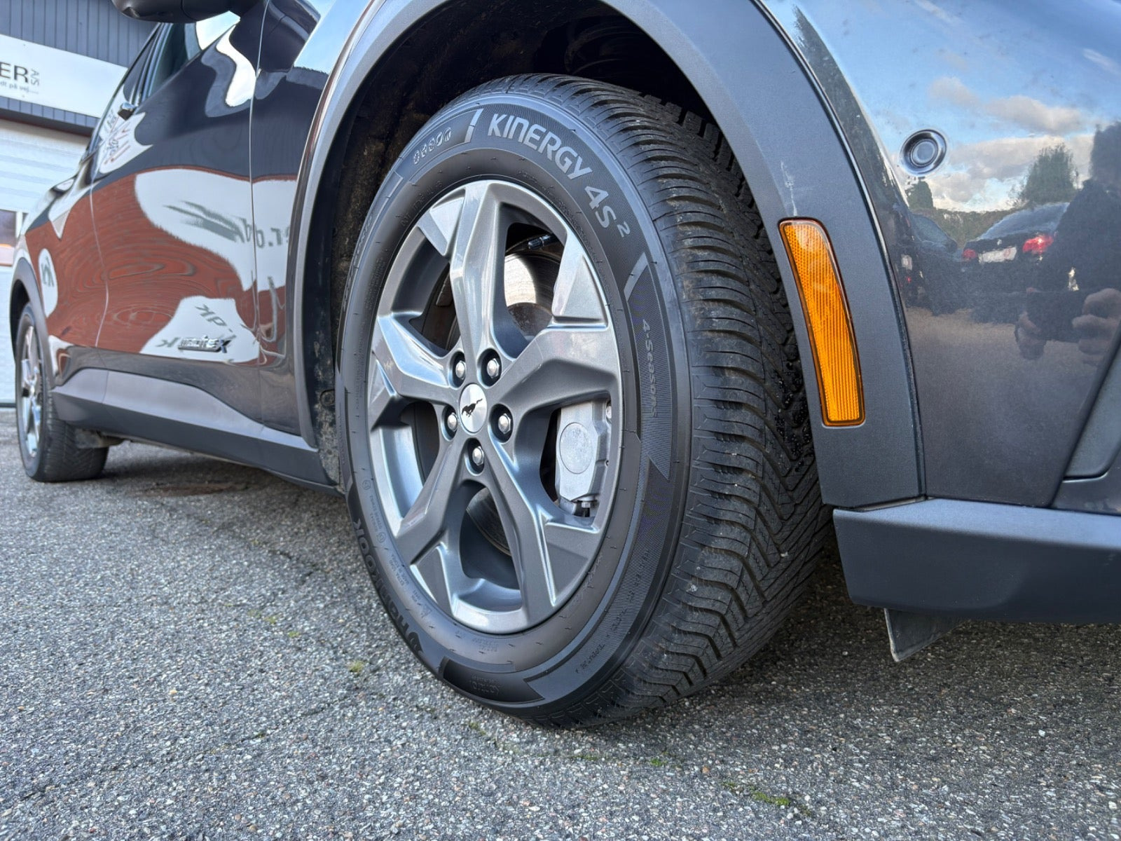 Grå Ford Mustang Mach-E fra 2024