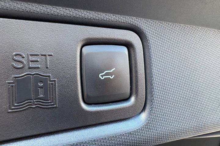 Grå Ford Mustang Mach-E fra 2024
