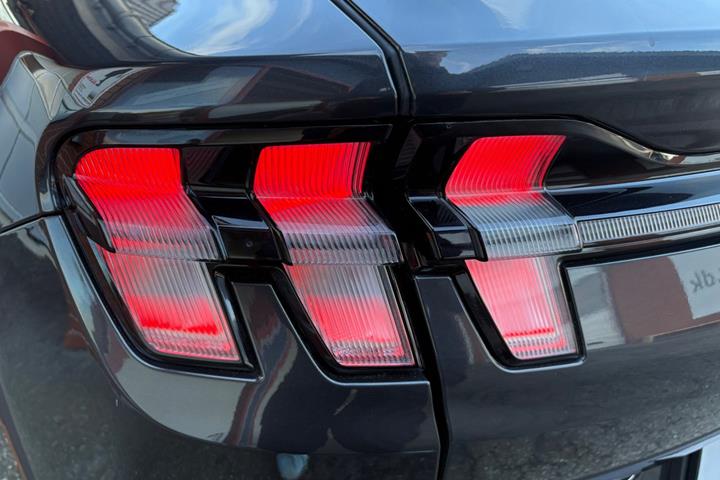 Grå Ford Mustang Mach-E fra 2024