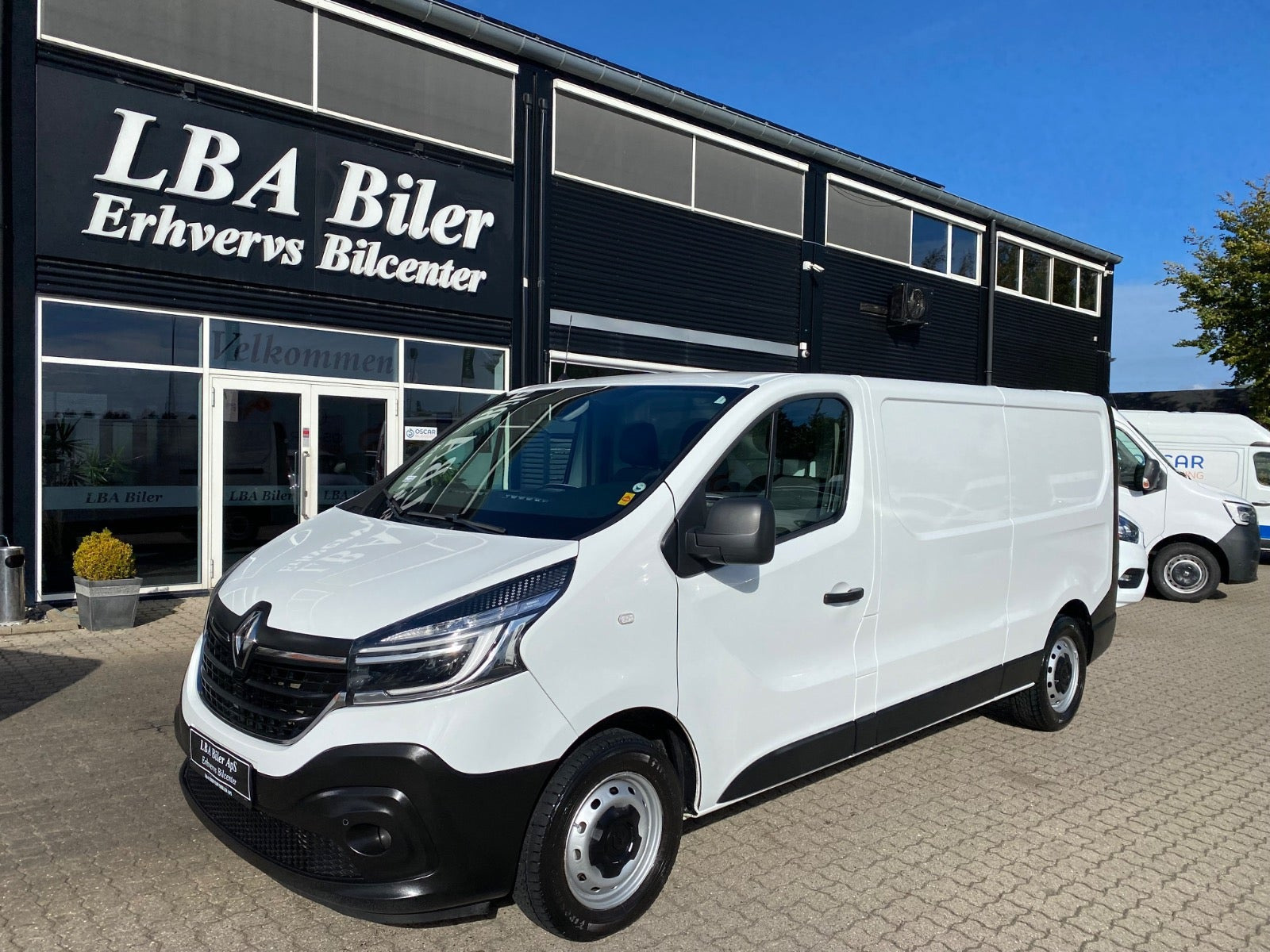 Hvid Renault Trafic T29 fra 2021 set udefra