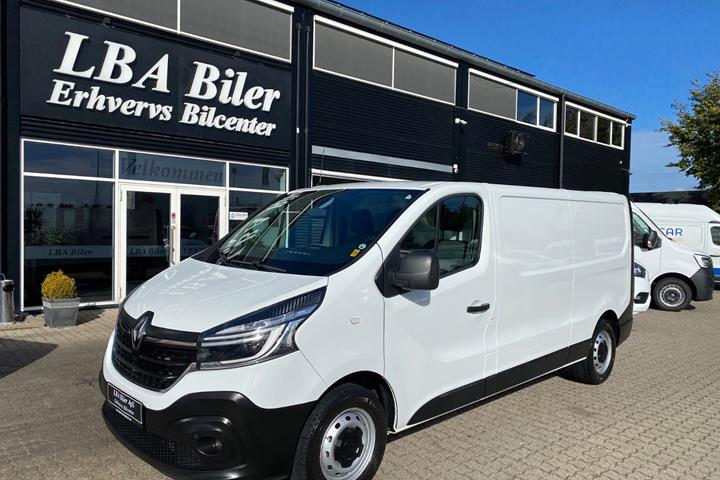 Hvid Renault Trafic T29 fra 2021 set udefra