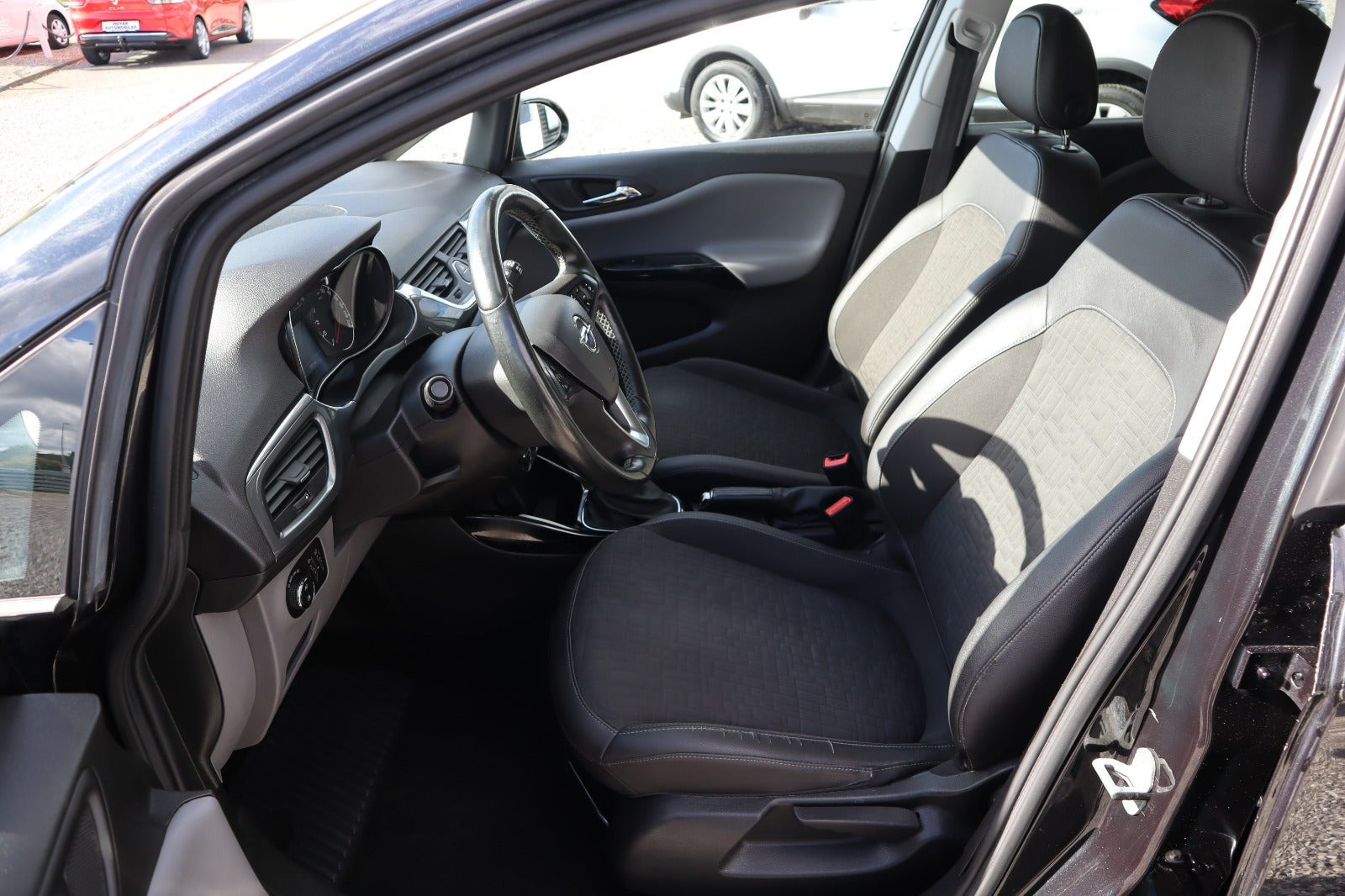 Sort Opel Corsa fra 2016