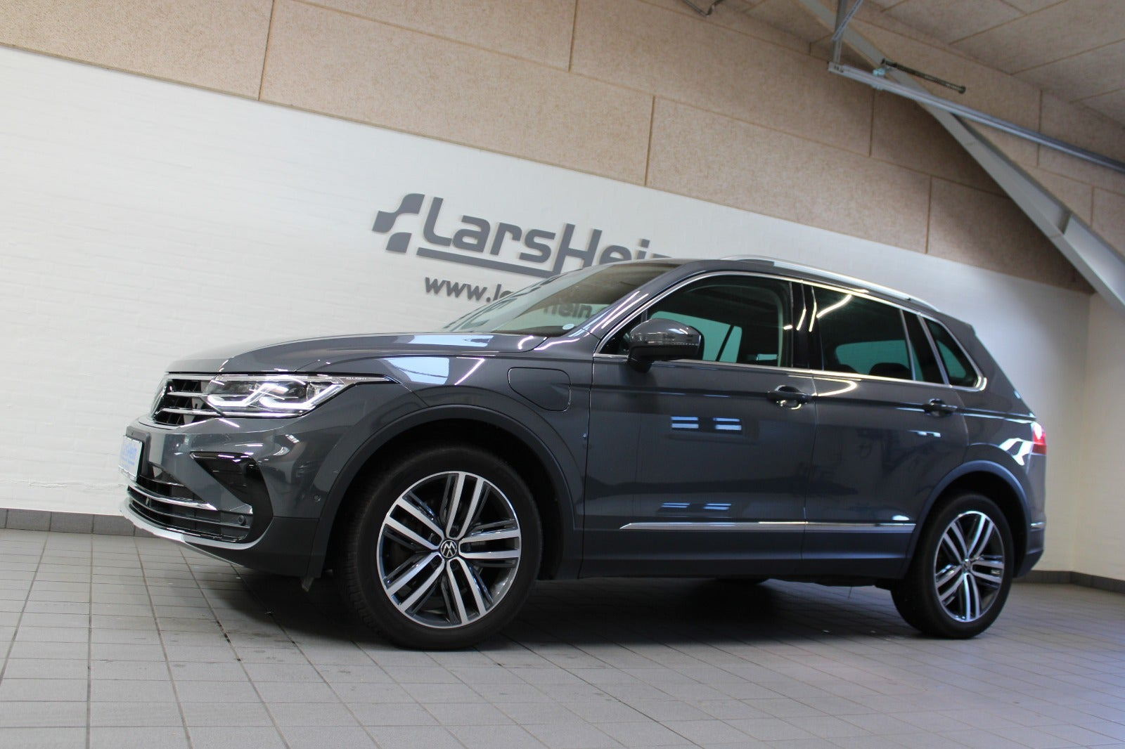 Grå VW Tiguan fra 2022
