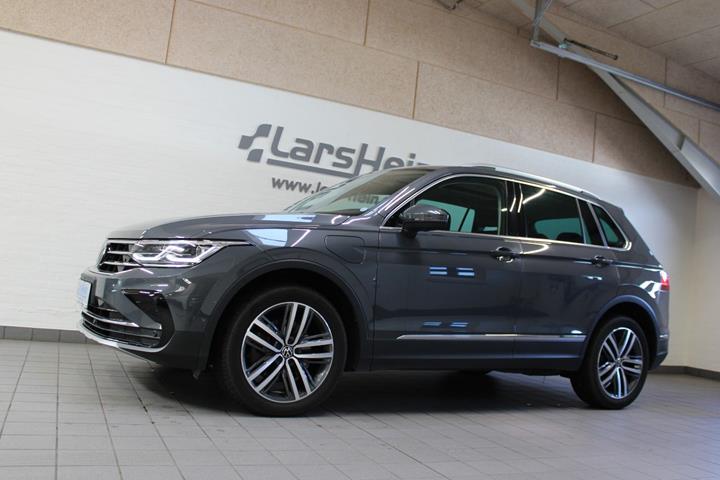 Grå VW Tiguan fra 2022