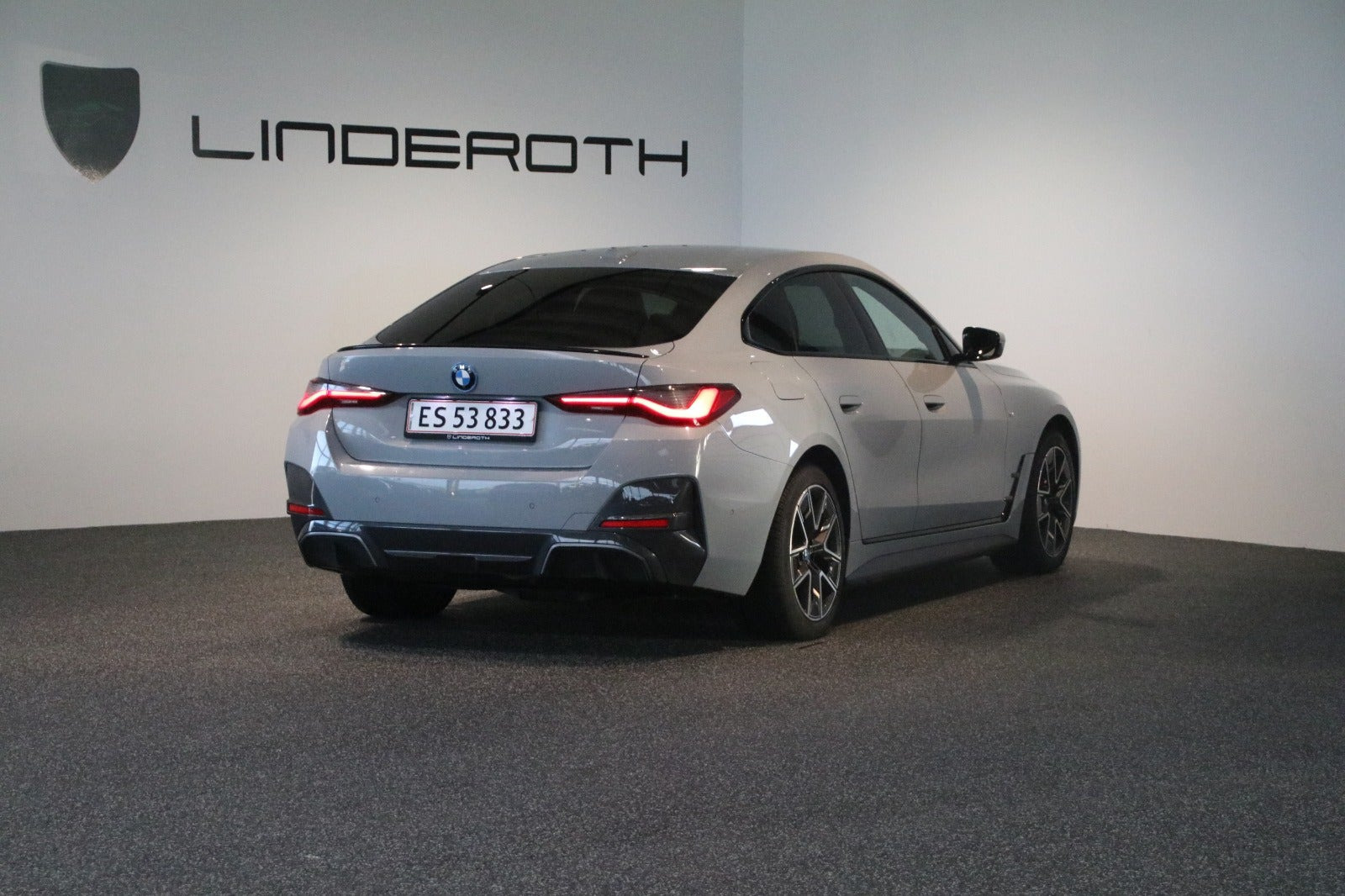 Grå BMW i4 fra 2023