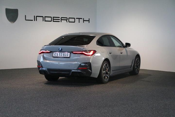Grå BMW i4 fra 2023