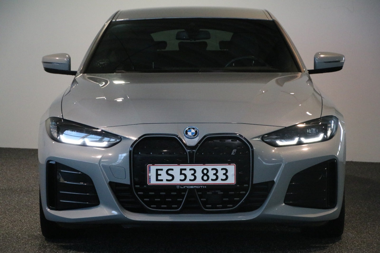 Grå BMW i4 fra 2023