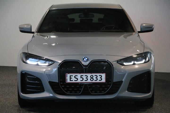 Grå BMW i4 fra 2023