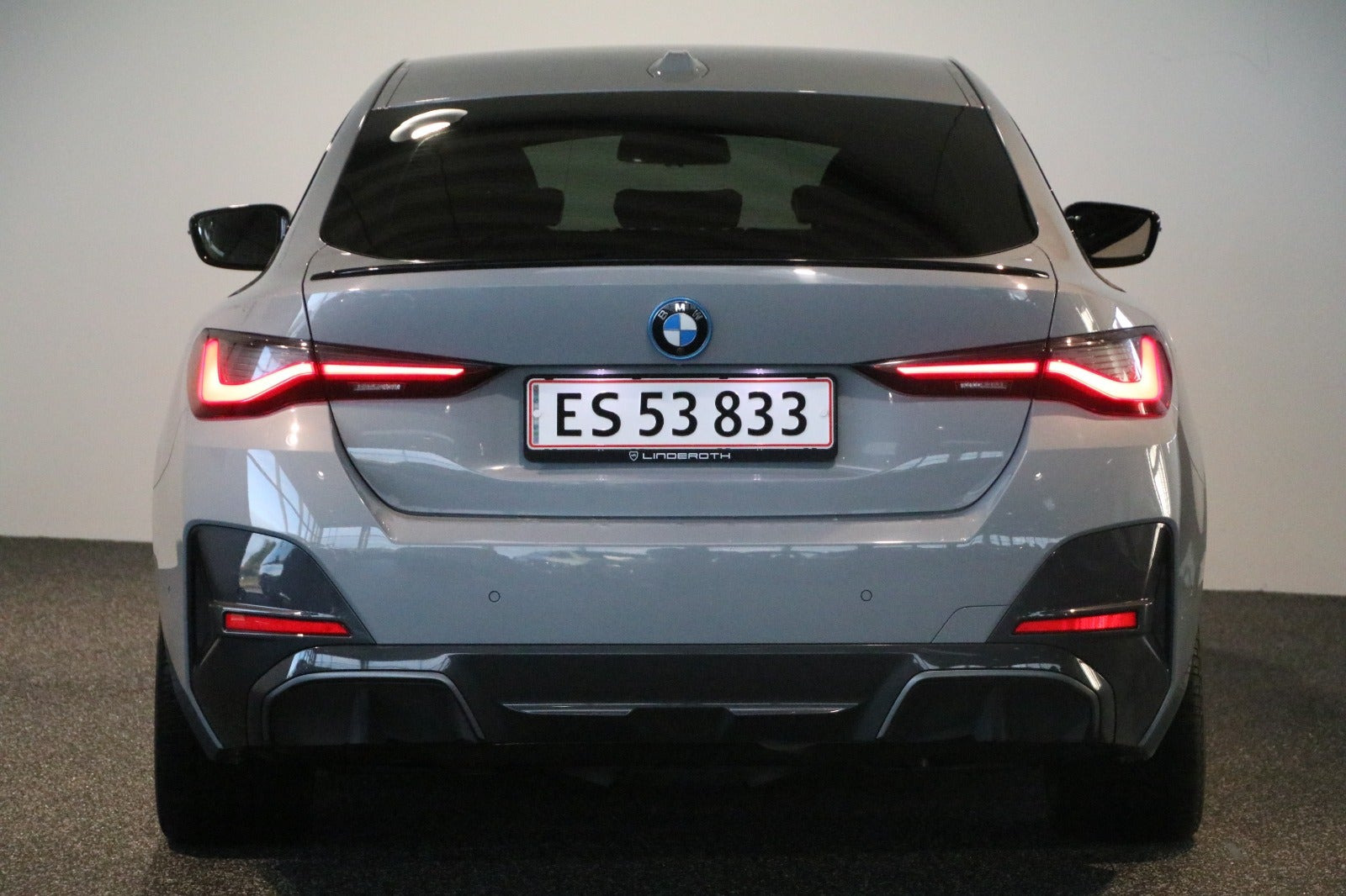 Grå BMW i4 fra 2023