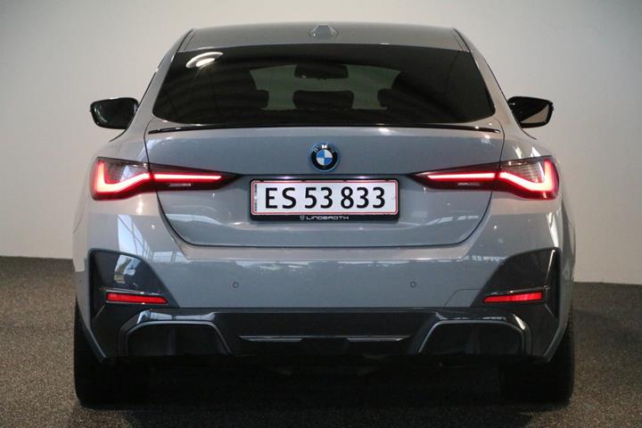 Grå BMW i4 fra 2023