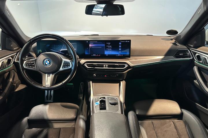 Grå BMW i4 fra 2023