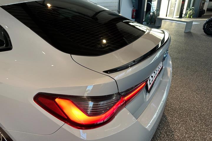 Grå BMW i4 fra 2023