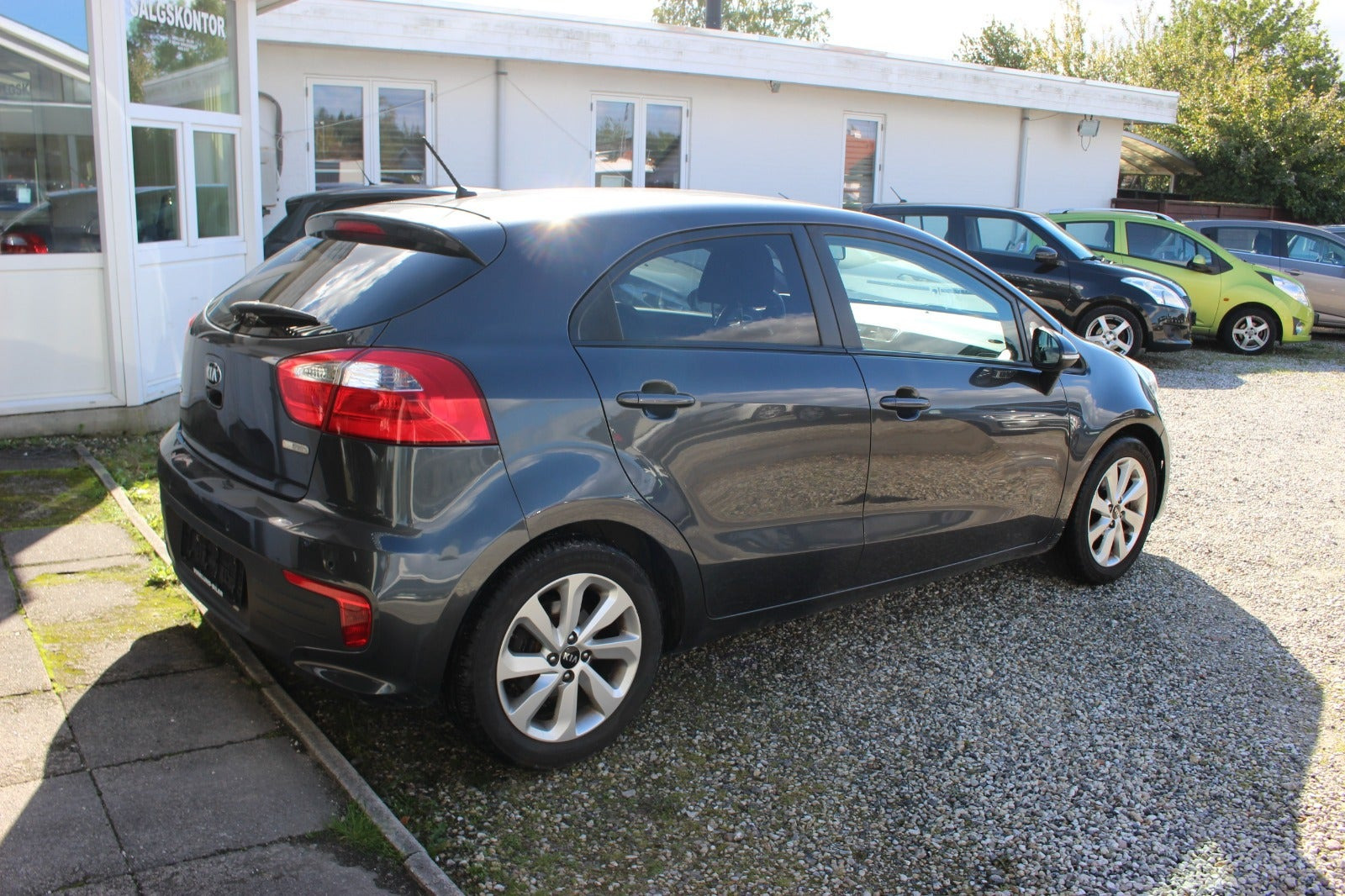 Grå Kia Rio fra 2016