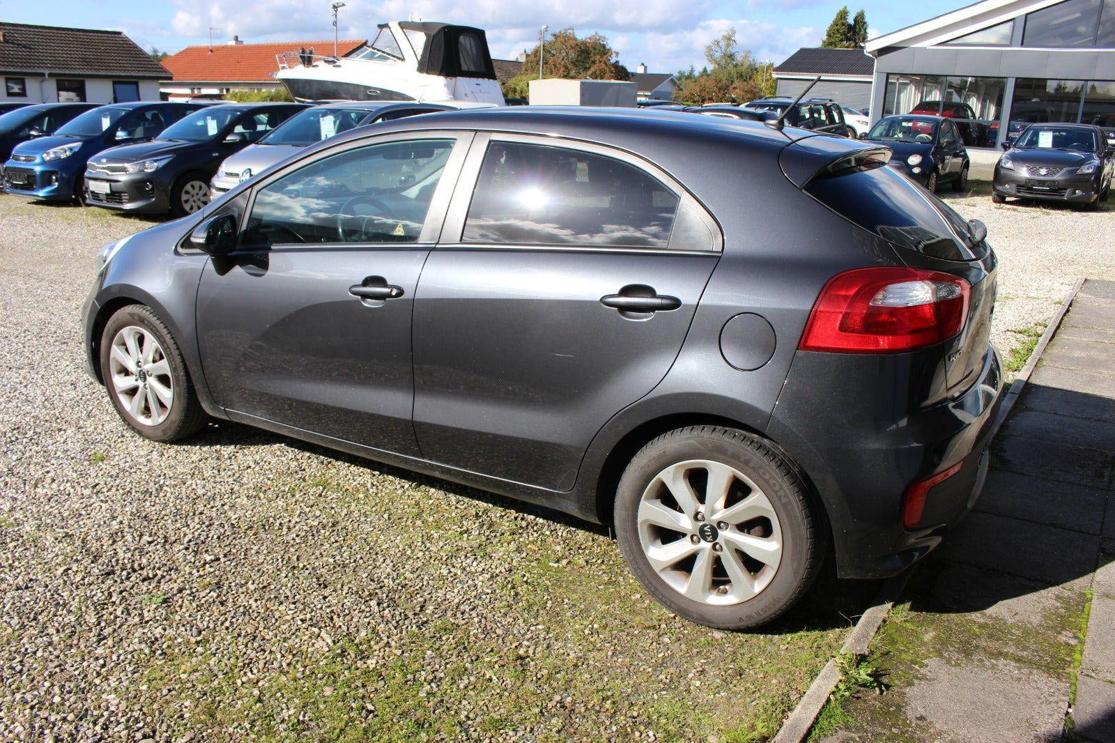 Grå Kia Rio fra 2016