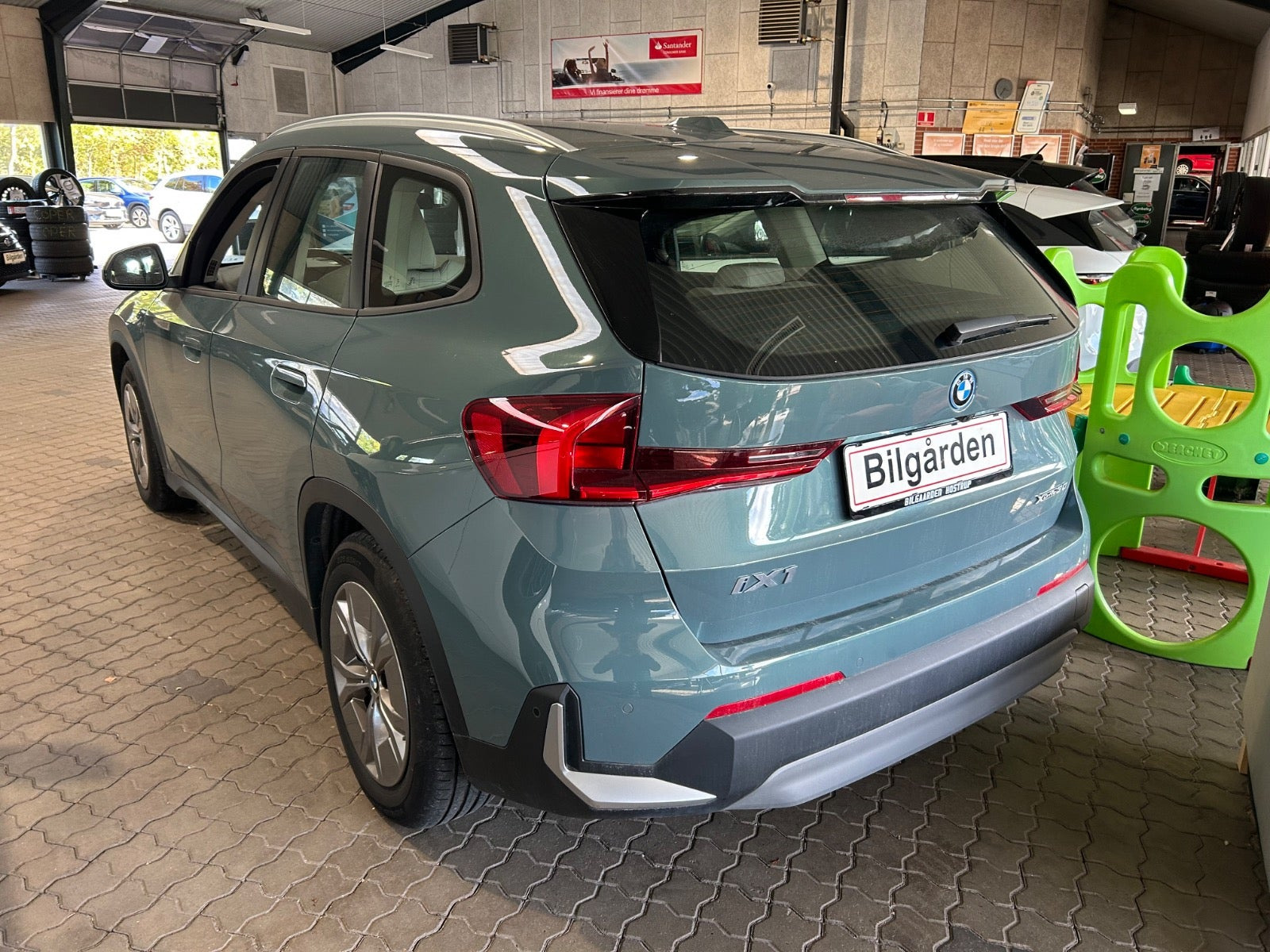 Turquoise BMW iX1 fra 2023