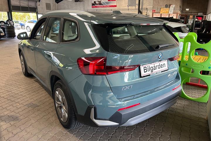 Turquoise BMW iX1 fra 2023
