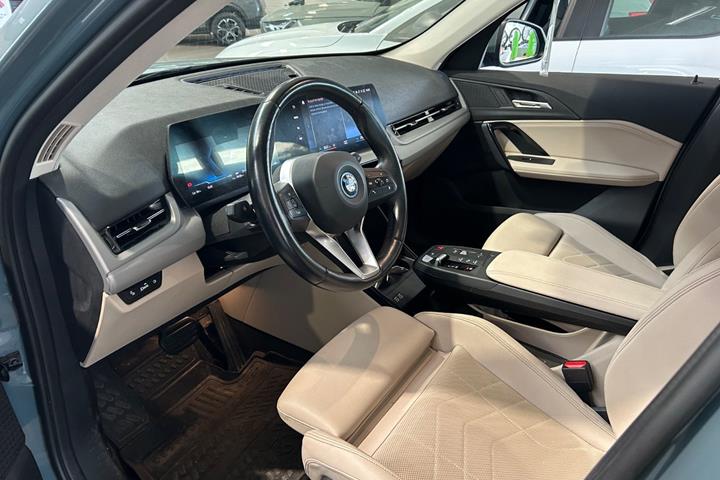 Turquoise BMW iX1 fra 2023