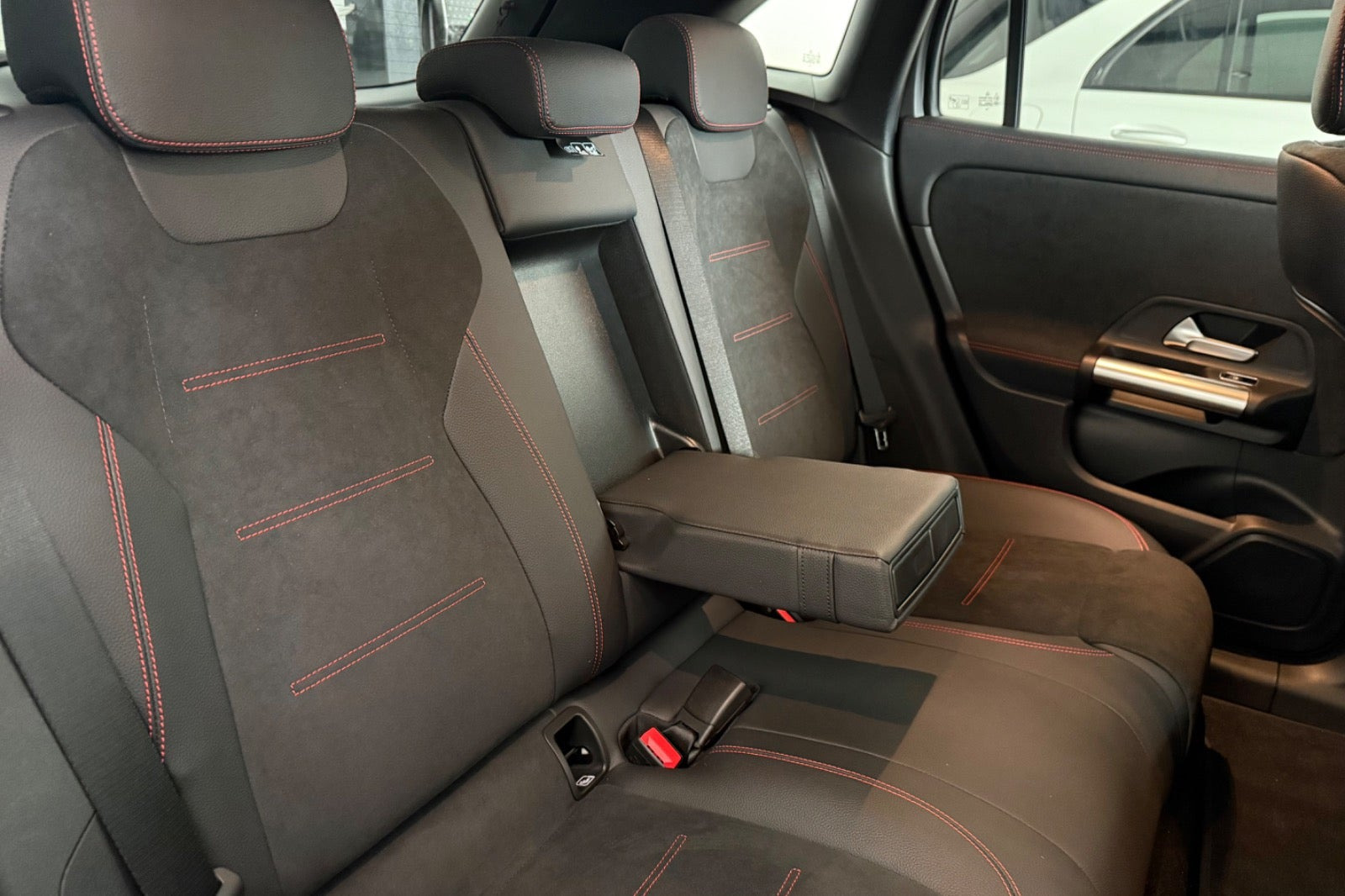 Grå Mercedes EQA250+ fra 2024