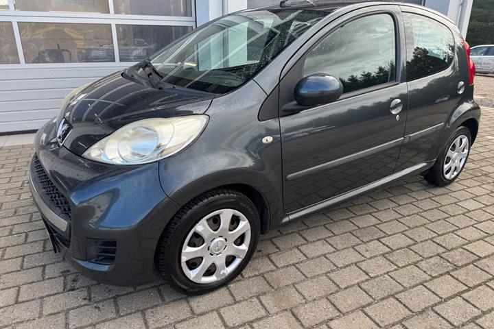 Grå Peugeot 107 fra 2010