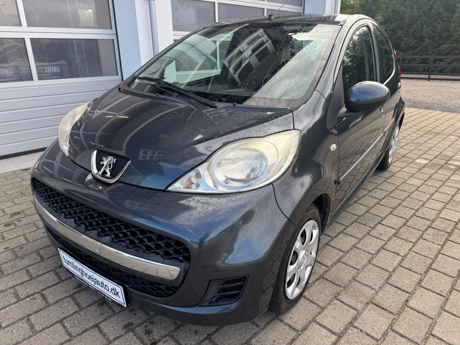 Grå Peugeot 107 fra 2010