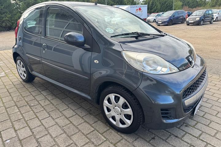 Grå Peugeot 107 fra 2010