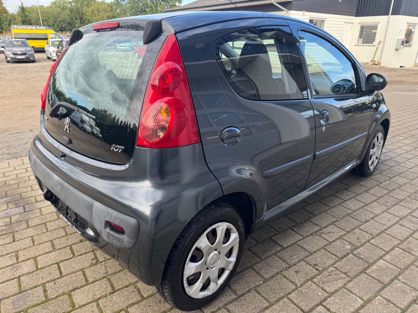 Grå Peugeot 107 fra 2010