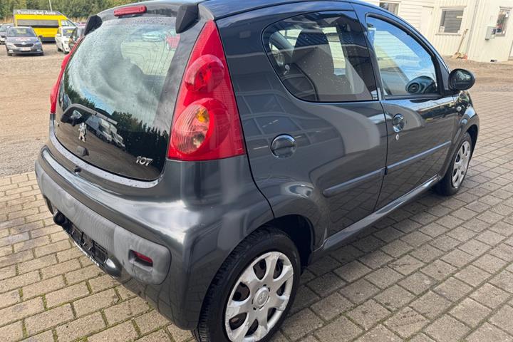 Grå Peugeot 107 fra 2010