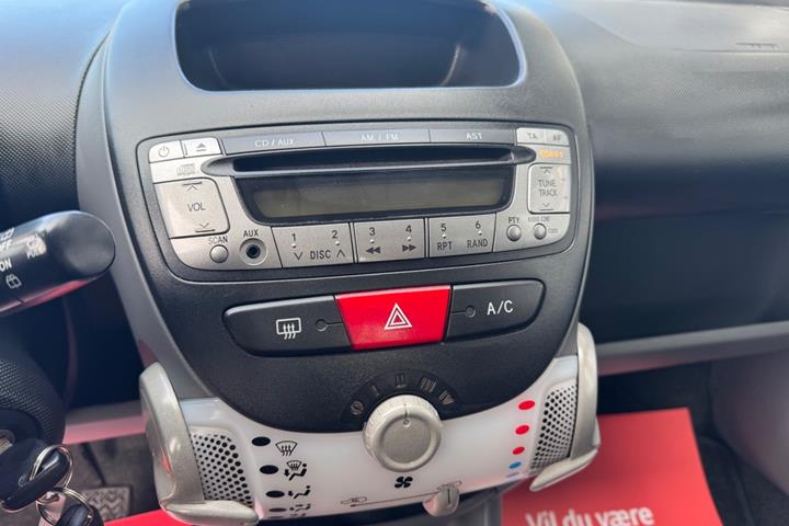 Grå Peugeot 107 fra 2010