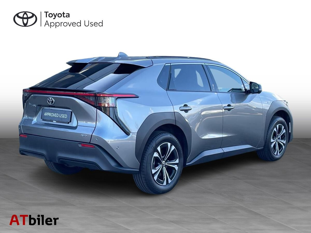 Sort Toyota BZ4X fra 2024