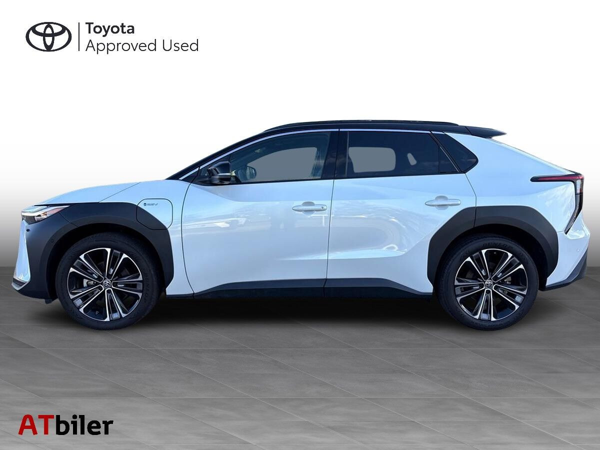 Hvid Toyota BZ4X fra 2025