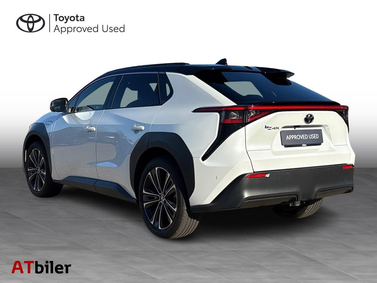 Hvid Toyota BZ4X fra 2025