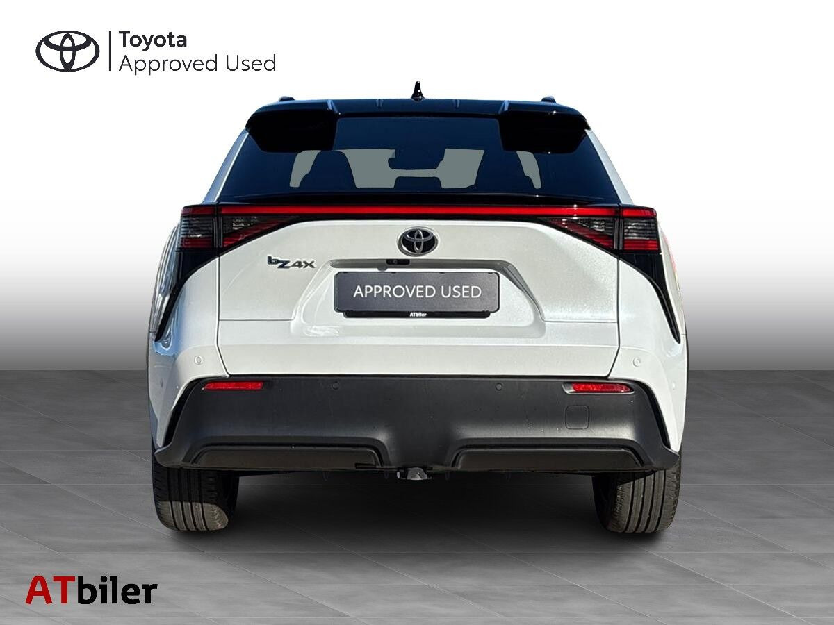 Hvid Toyota BZ4X fra 2025
