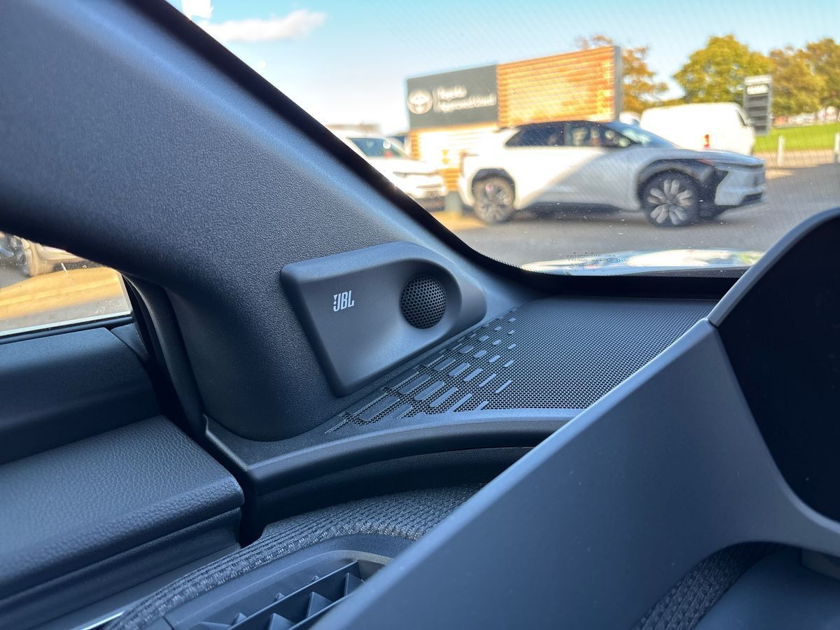 Hvid Toyota BZ4X fra 2025