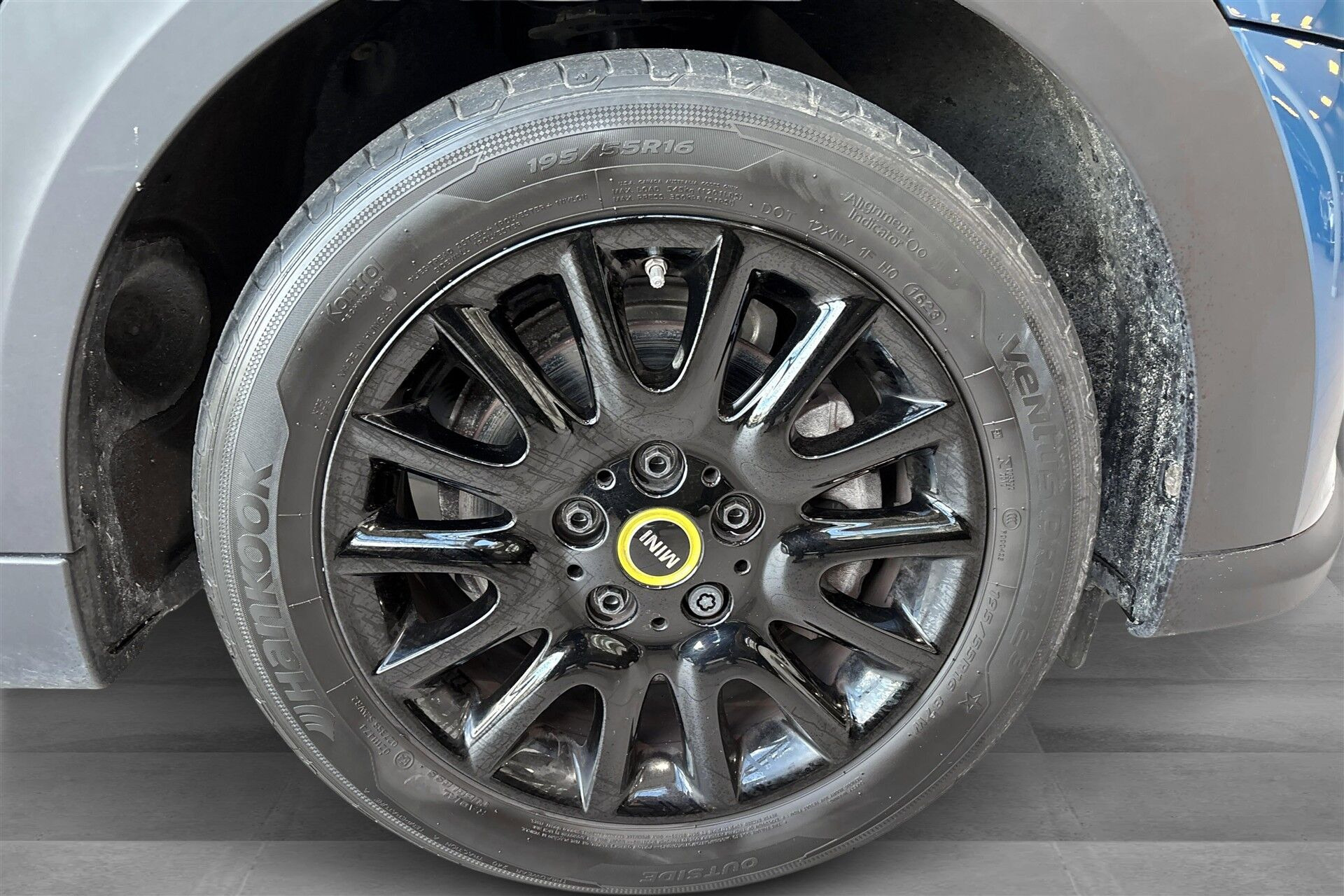 Blå Mini Cooper fra 2023