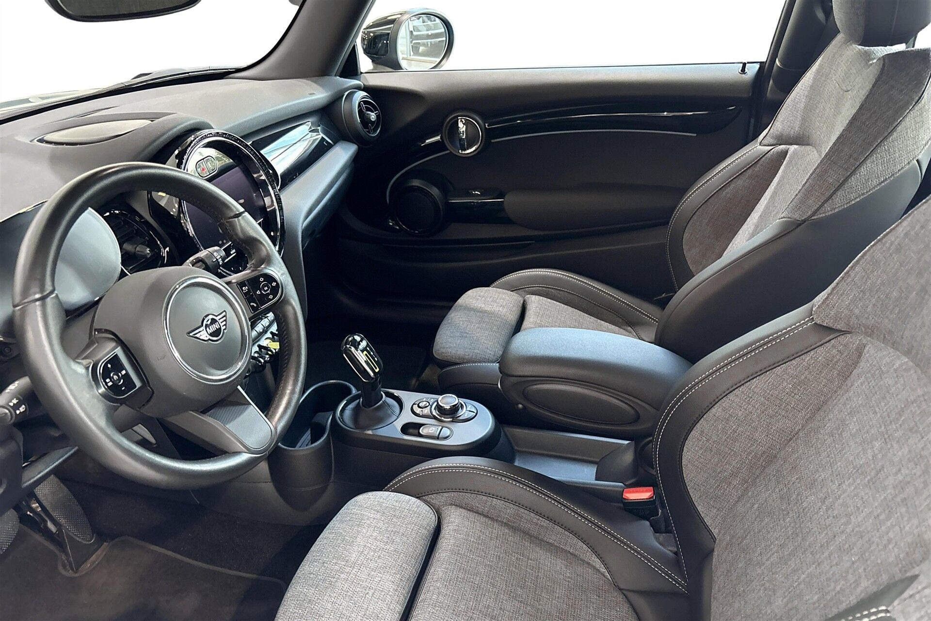 Blå Mini Cooper fra 2023