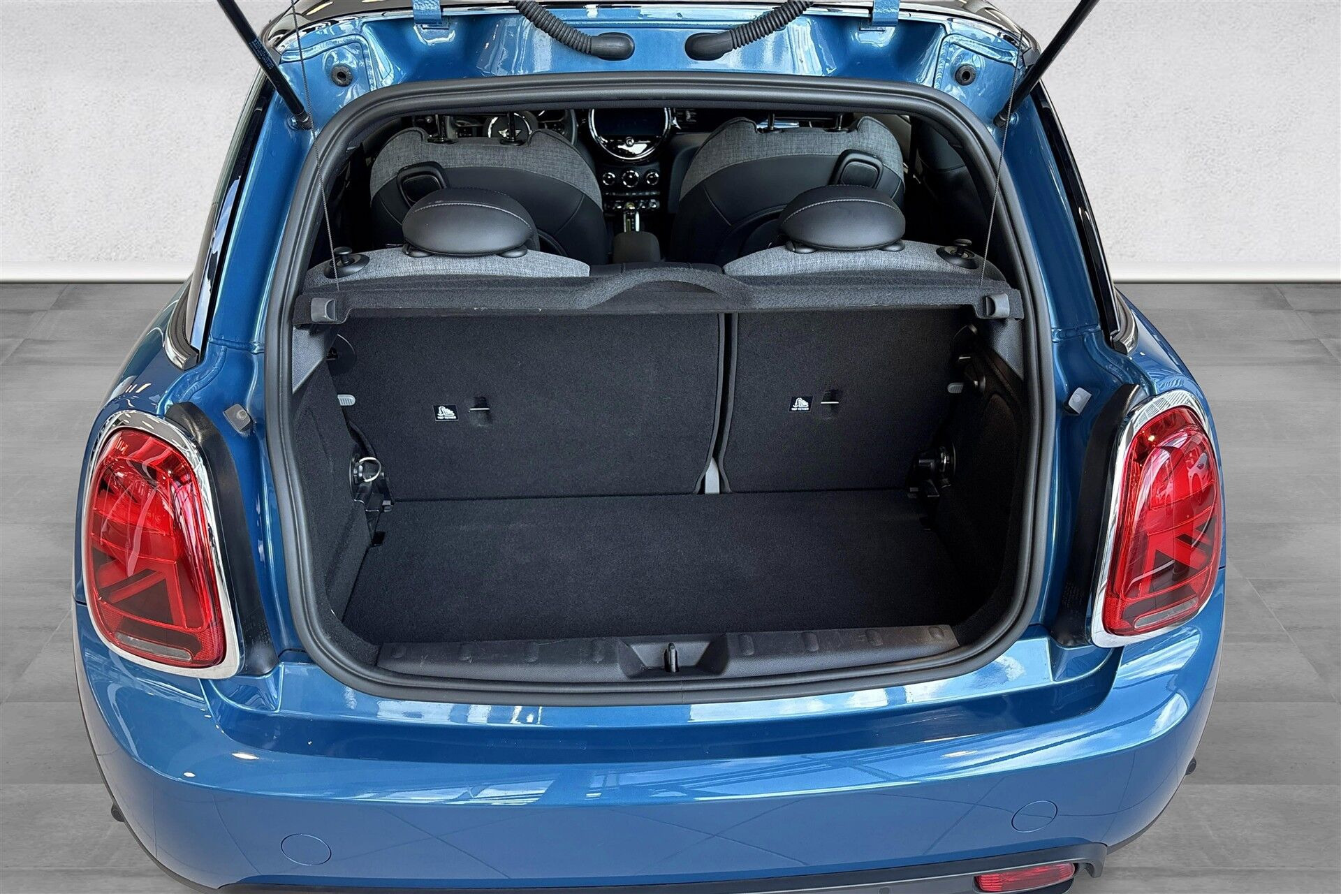 Blå Mini Cooper fra 2023