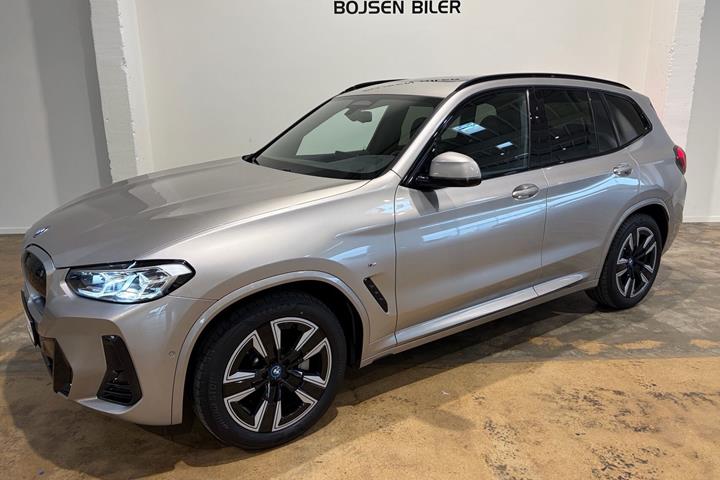 Grå BMW iX3 fra 2023