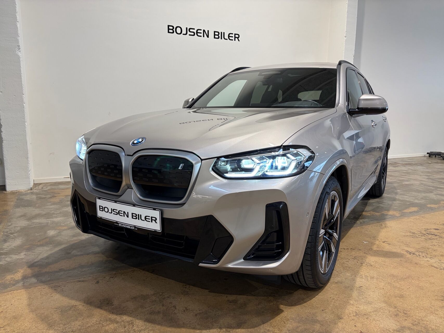 Grå BMW iX3 fra 2023