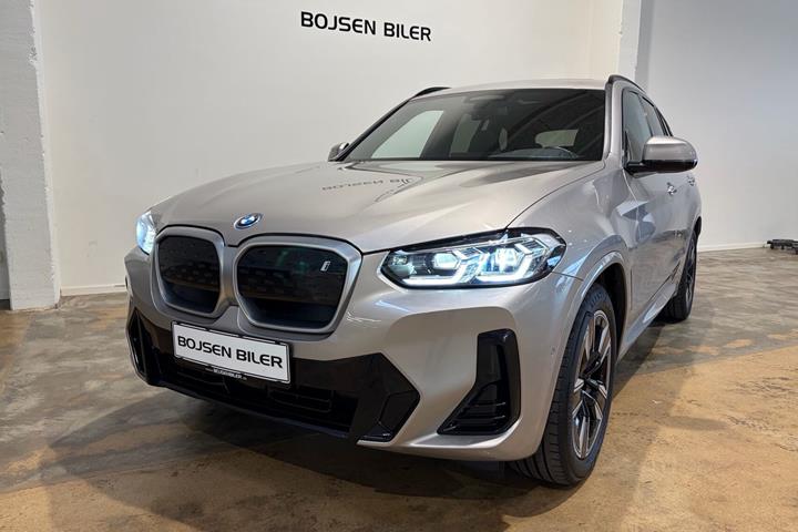 Grå BMW iX3 fra 2023
