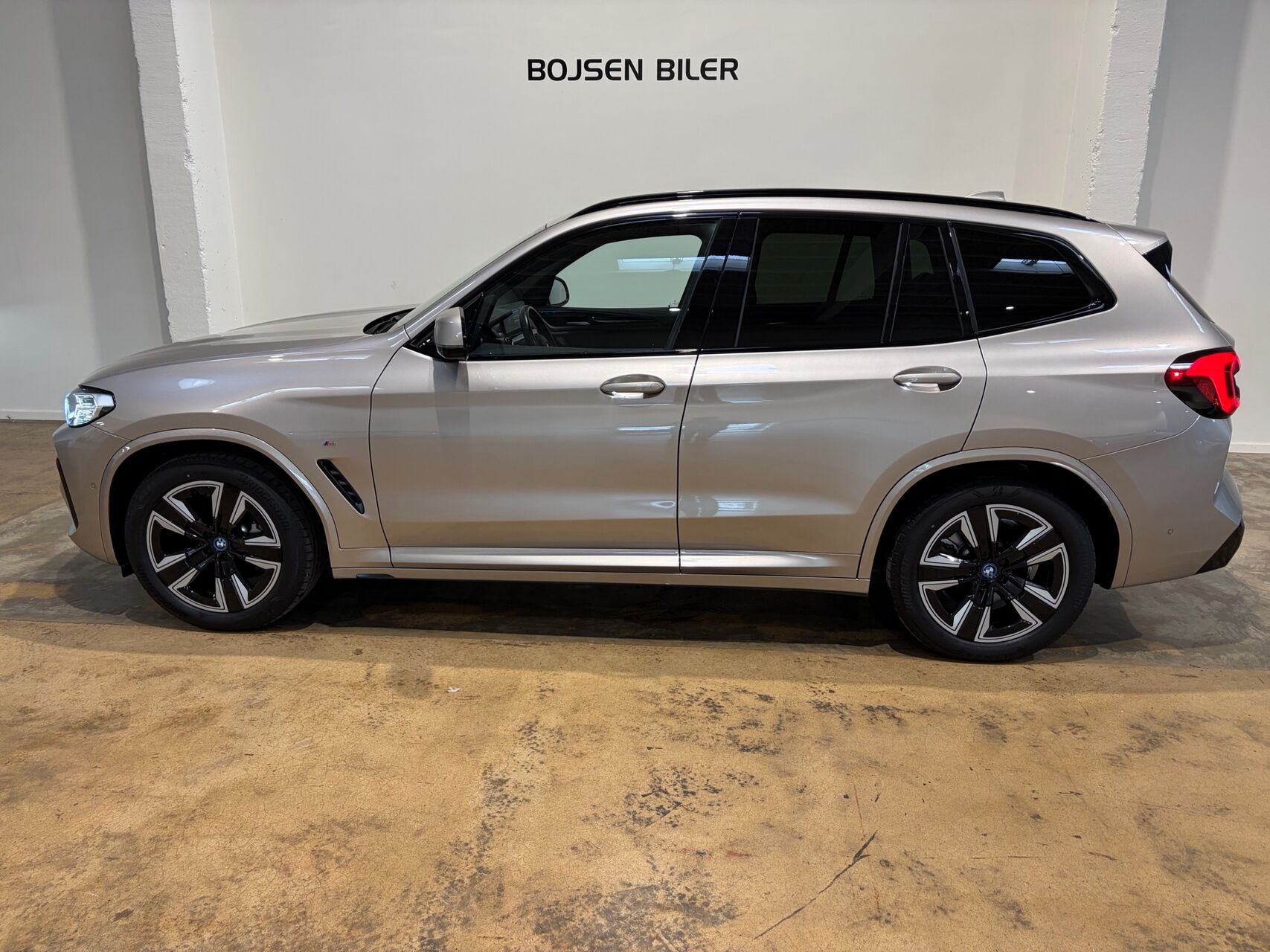 Grå BMW iX3 fra 2023