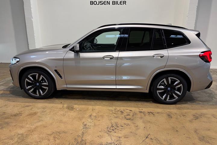 Grå BMW iX3 fra 2023
