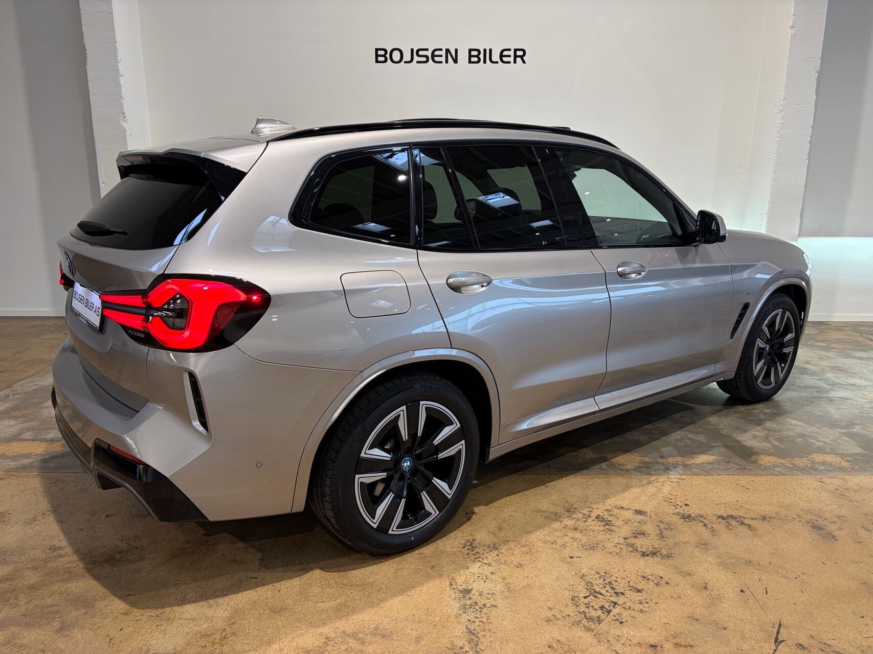 Grå BMW iX3 fra 2023