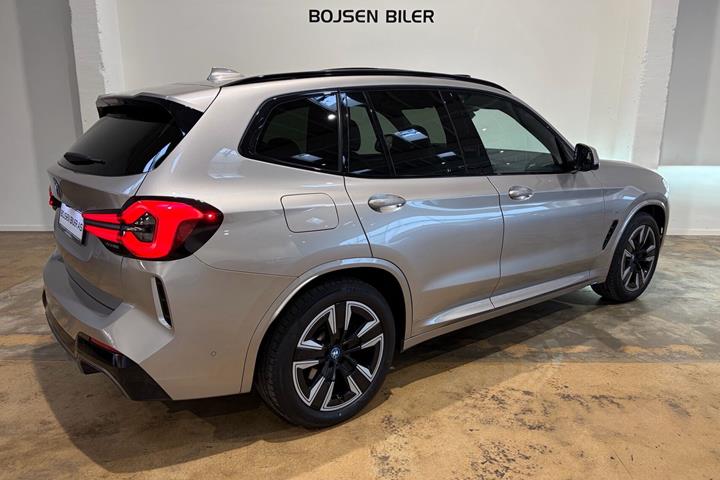 Grå BMW iX3 fra 2023