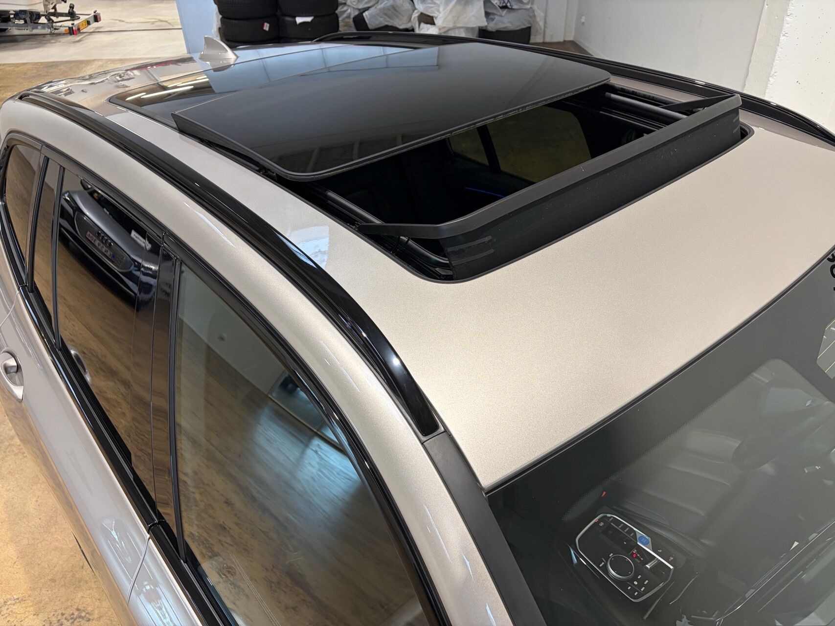 Grå BMW iX3 fra 2023