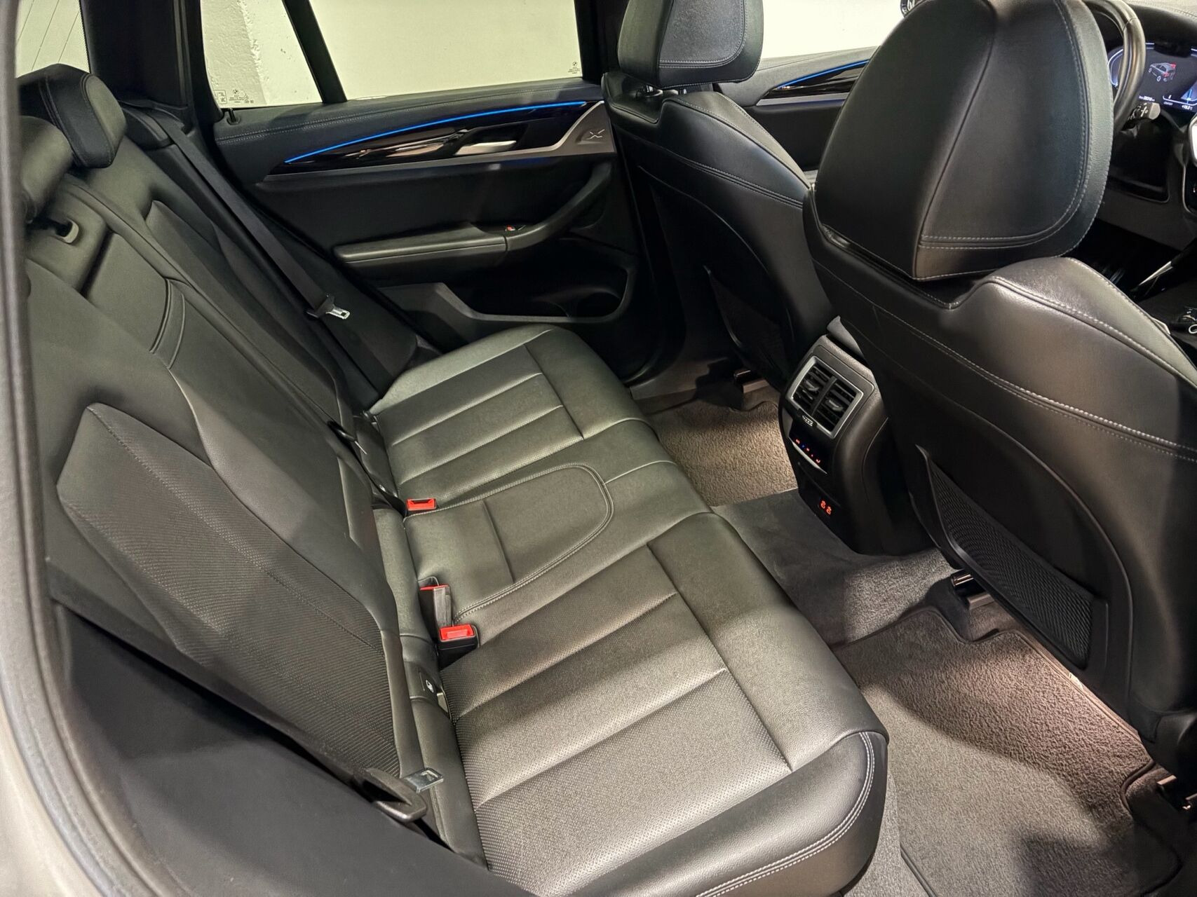 Grå BMW iX3 fra 2023