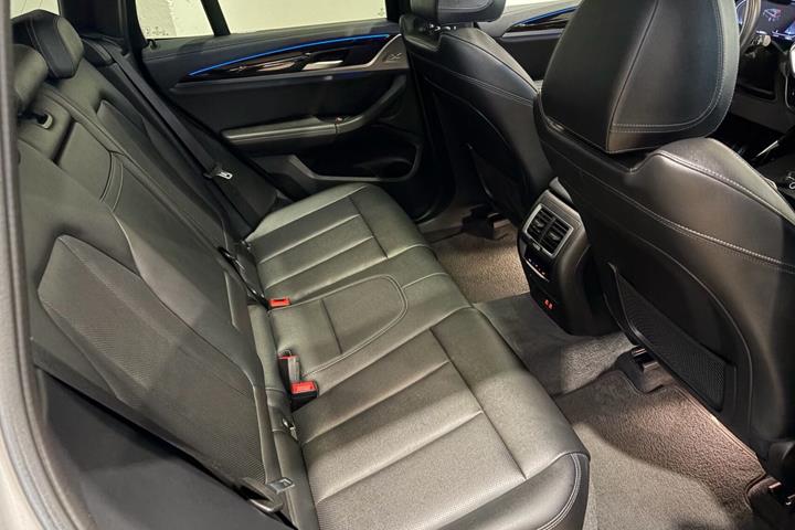 Grå BMW iX3 fra 2023