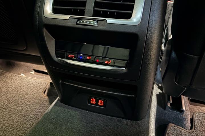 Grå BMW iX3 fra 2023